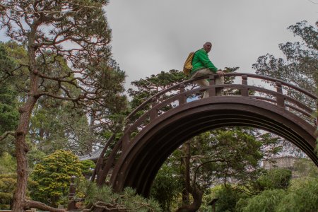 Pat op een brug in de Japanse thee tuin